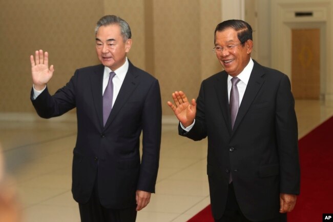 中国外长王毅和柬埔寨首相洪森在金边举行会晤。(2020年10月12日)