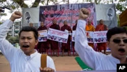 Tu sĩ Phật giáo Myanmar hô khẩu hiệu trong một cuộc biểu tình phản đối chống lại phán quyết tuyên án tử hình hai lao động nhập cư Myanmar tại một tòa án Thái Lan, Yangon, Myanmar, ngày 29/12/2015.