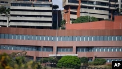 Foto bagian depan Kedutaan Besar AS dan tiang bendera tanpa bendera AS, Caracas, Venezuela, 14 Maret 2019. 