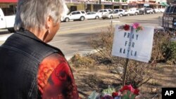 Seorang warga AS, Laura Spaeth memanjatkan doa di sebuah tempat peringatan bagi Kayla Mueller di kota Prescott, Arizona, Selasa (10/2).