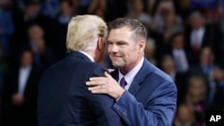 ARCHIVO - El presidente Donald Trump en el escenario con el candidato a gobernador republicano, el secretario de Estado Kris Kobach, durante un mitin de campaña en el Kansas Expocentre, el 6 de octubre de 2018 en Topeka, Kansas.