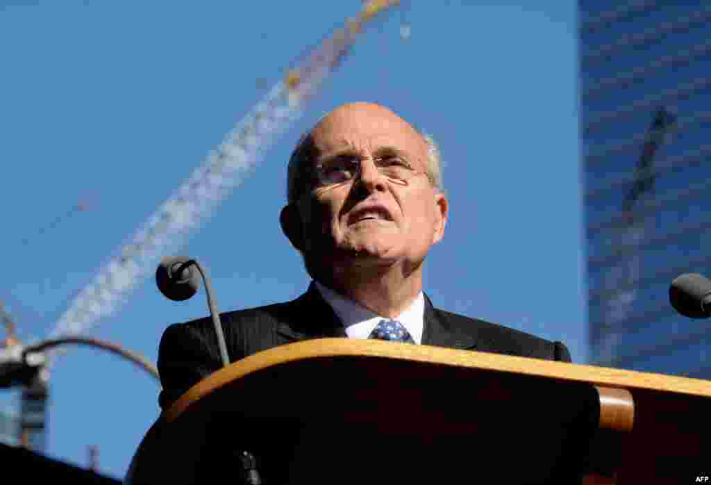 Rudy Giuliani. Cựu Thị trưởng thành phố New York đã từng chứng tỏ năng lực lãnh đạo trong vụ khủng bố 11 tháng 9. Nhiều người bảo thủ trong đảng chưa tin tưởng nơi quyết tâm của ông trong vấn đề phá thai, hôn nhân đồng tính, và sở hữu súng ống. Đã từng tu