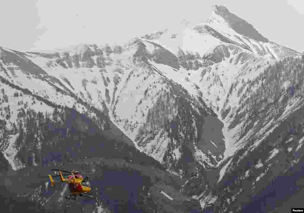 Un hélicoptère de la Sécurité Civile française vole vers les Alpes françaises lors d&#39;une opération de secours près du lieu du crash d&#39;un Airbus A320, près de Seyne-les-Alpes, mardi 24 Mars 2015.