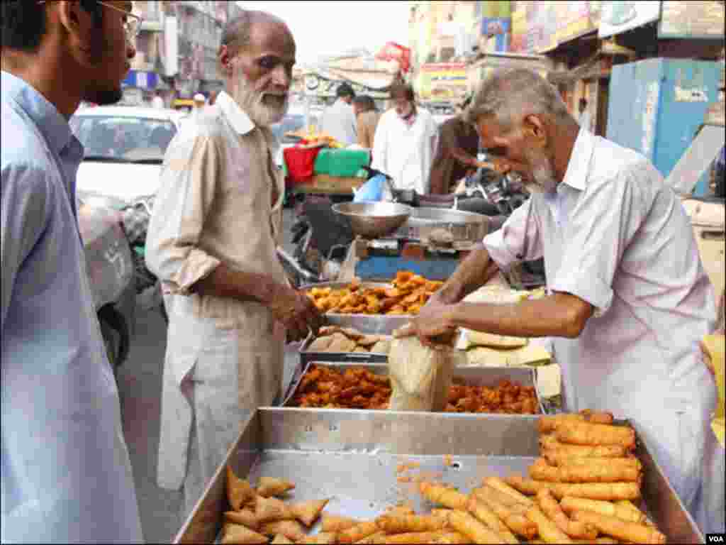 کراچی میں ماہ رمضان کی آمد پر مختلف علاقوں میں کھانے پینے کی اشیا کے اسٹال پر شہریوں کا رش