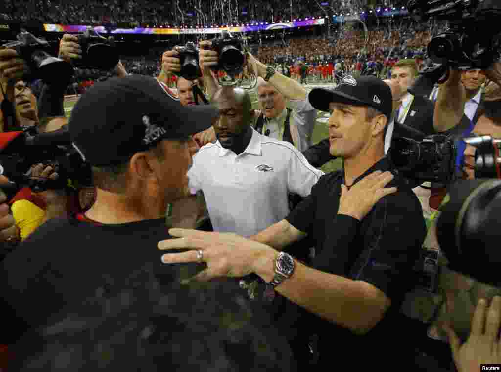 El entrenador de los 49ers de San Francisco, Jim Harbaugh (izquierda) felicita a su hermno, el entrenador de los Ravens de Baltimore,&nbsp; John Harbaugh, al final del partido.