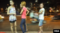 Known for employing transgenders, Thuy Linh restaurant deploys its staff to the sidewalk to beckon customers from the street, a common practice among Vietnamese eateries, Ho Chi Minh City, Apr. 1, 2013. (L. Hoang)