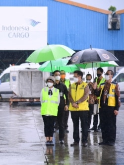 Menteri Luar Negeri Retno Marsudi dan Menteri Kesehatan Budi Gunadi Sadikin menyaksikan kedatangan kargo vaksin Covid-19 yang dikembangkan Sinovac Biotech, perusahaan farmasi asal China, di Bandara Internasional Soekarno-Hatta, Tangerang, Banten, Kamis, 3