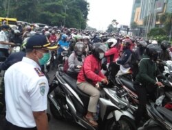 Kepadatan lalu lintas terutama roda dua di bundaran Waru, pintu keluar masuk utama Surabaya dan Sidoarjo saat hari pertama penerapan PSBB (foto: VOA/ Petrus Riski).