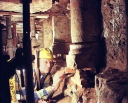 Arkeolog John Boas di sinagoga abad pertengahan yang dia temukan dan diyakini telah terkubur selama lebih dari 700 tahun, salah satu yang tertua di luar Tanah Suci, di bawah sebuah toko di Guildford, di Inggris Raya, 19 Januari 1996. (GERRY PENNY / AFP