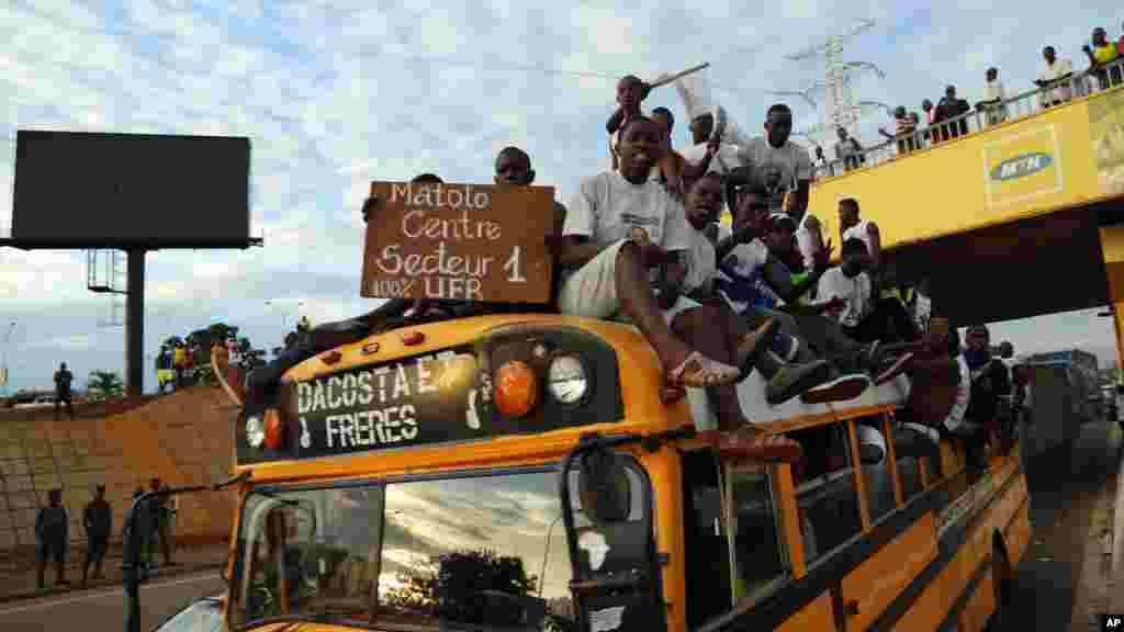 Des partisans du candidat Stadia Touré montés sur un bus