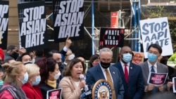 Američkoj predstavnici Grace Meng, DN.Y., u sredini, pridružio se i čelnik senatske većine Chuck Schumer DN.Y. na konferenciji za novinare o raspravi o azijsko-američkom zakonu o zločinu iz mržnje, u ponedjeljak, 19. aprila 2021. u New Yorku .