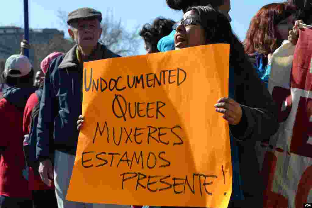 Las voces a favor y en contra de las bodas gay llegaron hasta las escalinatas de la Corte Suprema en Washington, el martes 26 de marzo.