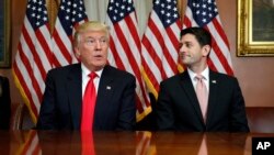 El presidente electo de Estados Unidos, Donald Trump, y el presidente de la Cámara de Representantes, Paul Ryan, hablan con la prensa sobre su reunión en la visita del primero al Congreso. Noviembre 10, 2016.