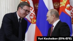 Ruski predsednik Putin rukuje se sa srpskim predsendikom Vučićem u Kremlju 19. decembra 2017.