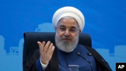 이란 호라산에쇼말리 주를 방문 중인 하산 로하니 이란 대통령이 14일 회의에서 연설하고 있다. 