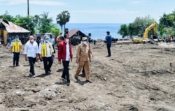Presiden Joko Widodo (tengah) sedang memeriksa kerusakan di Pulau Lembata menyusul hujan lebat yang dipicu oleh Badai Tropis Seroja, 9 April 2021. (Istana Kepresidenan Indonesia/AFP)