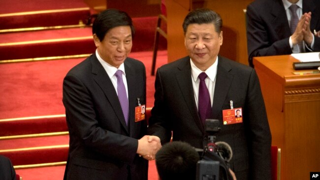 中国国家主席习近平(右)与中党中央政治局常委、中国全国人大委员长栗战书在北京人大会堂全国人大会的会场上合影。 (2018年3月17日)