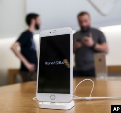 An Apple iPhone 6s Plus smartphone is displayed Sept. 25, 2015 at the Apple store at The Grove in Los Angeles.