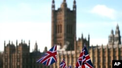Las banderas de la Unión Británica ondean frente a las Cámaras del Parlamento en Londres, el martes 22 de enero de 2019. La Primera Ministra británica, Theresa May, lanzó una misión para resucitar su rechazado acuerdo de divorcio con la Unión Europea Brexit.