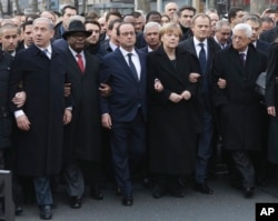 L-R: Israel's Benjamin Netanyahu, Mali's Ibrahim Boubacar Keita, France's Francois Hollande, Germany's Angela Merkel, the EU's Donald Tusk, and Palestinian President Mahmoud Abbas march during a unity rally in Paris January 11, 2015.