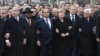 Esquerda para a direita os líderes: Benjamin Netanyahu de Israel, Ibrahim Boubacar Keita do Mali,&nbsp; François Hollande de França, Angela Merkel da Alemanha, Donald Tusk Conselho da União Europeia, Mahmoud Abbas da&nbsp;Palestina. Paris, Jan 11, 2014.
