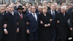 Fransa Cumhurbaşkanı Francoise Hollande Paris'teki yürüyüşte diğer devlet ve hükümet başkanlarıyla