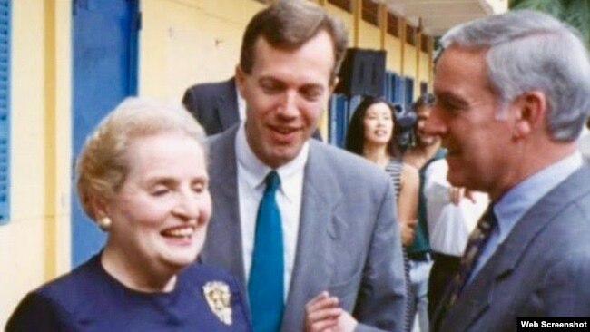 Ngoại trưởng Hoa Kỳ Madeleine Albright, Viên chức Chính trị Ted Osius, và Đại sứ Pete Peterson, tại lễ động thổ xây tòa Tổng Lãnh sự Hoa Kỳ tại thành phố Hồ Chí Minh tháng 6/1997.