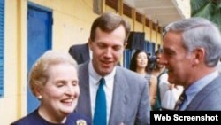 Ngoại trưởng Hoa Kỳ Madeleine Albright, Viên chức Chính trị Ted Osius và Đại sứ Pete Peterson, tháng 6/1997. Hình minh họa.