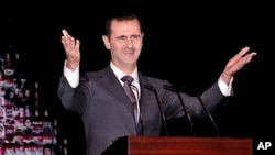 Presiden Suriah Bashar al-Assad memberikan pidato di depan umum di Damaskus yang jarang dilakukan hari Minggu (6/1). 