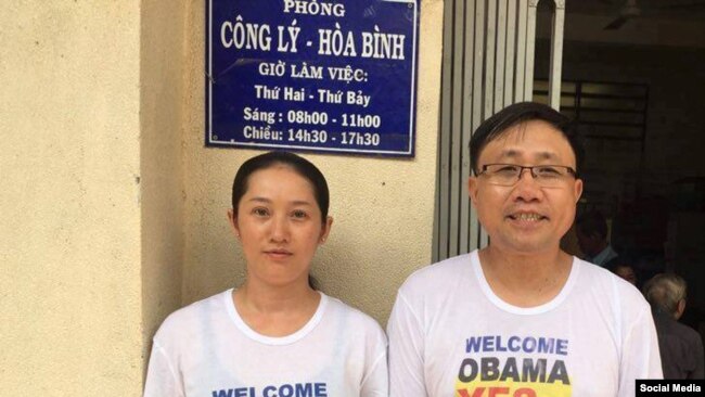 Nhà hoạt động Nguyễn Bắc Truyển và vợ là bà Bùi Kim Phượng, tháng 6/2016, Dòng Chúa Cứu Thế Tp. HCM. (Ảnh: Facebook Bùi Kim Phượng)