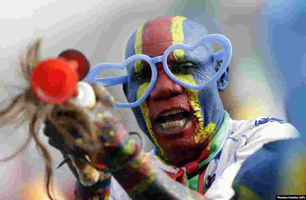 DR Congo&rsquo;s football fan painted in his national colors gestures at the Africa Cup of Nations in Equatorial Guinea, on Sunday, Jan. 18, 2015. (AP)