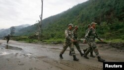 지난 2012년 7월 인도 북동부 아루나찰프라데시 주에서 인도 군인들이 중국과의 국경 분쟁 지역 인근 도로를 순찰하고 있다.