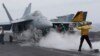 Pesawat tempur AS siaga di kapal induk USS John C. Stennis pada latihan militer AS-Jepang di lepas pantai Pulau Okinawa 15 Juni lalu (foto: dok). Salah satu tantangan pertahanan AS adalah mengimbangi kemampuan militer Rusia dan China.