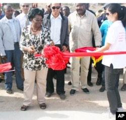 A governadora do Namibe Cândida Celeste da Silva, durante a inauguração da ponte sobre o Rio Munhino