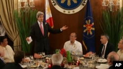 U.S. Secretary of State John Kerry, 2nd from left, gestures as he delivers a speech beside Philippine President Benigno Aquino III, center, before dinner at the Malacanang Presidential Palace in Manila, Philippines, Dec. 17, 2013.