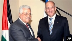 Former Israeli prime minister Ehud Olmert, right, shakes hands with Palestinian President Mahmoud Abbas, Jun 2 2008 (file photo)
