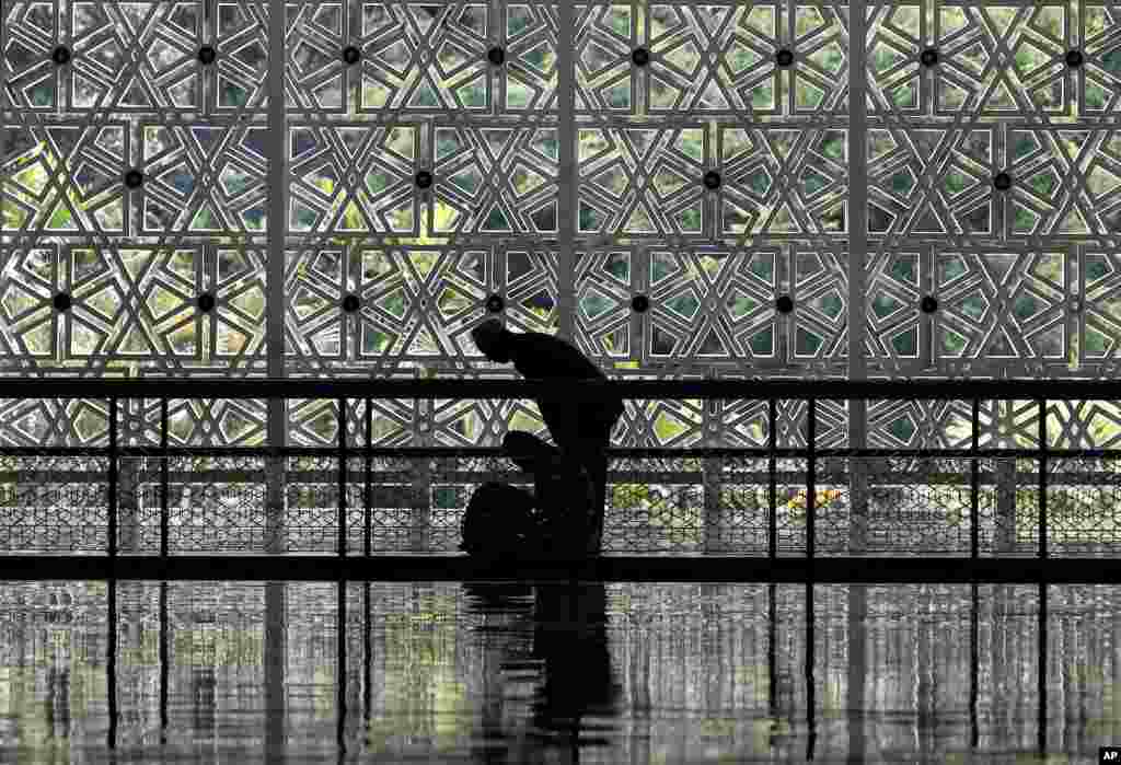 Umat Islam sedang berdoa di Masjid Nasional selama bulan suci Ramadan di Kuala Lumpur, Malaysia.