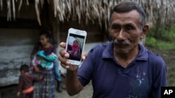 미 연방기관에 구금 중 사망한 과테말라 출신의 7살 소녀 재클린 칼 매퀸의 할아버지가 휴대전화 속 손녀 사진을 보이고 있다.