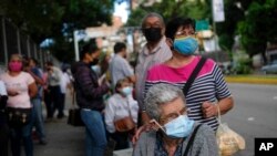 Residentes esperan afuera de un centro de vacunación con la esperanza de recibir una segunda dosis de la vacuna Sputnik V, en Caracas, el 2 de octubre de 2021.