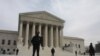 Sede de la Corte Suprema de Justicia de Estados Unidos en Washington DC, con custodía policial durante una manifestación; documento filtrado de la máxima autoridad de justicia del país ha generado un revuelo desde este lunes. (Foto VOA / Archivo)