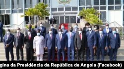 João Lourenço, Presidente angolano, com políticos durante visita ao Gana, 3 de Agosto de 2021