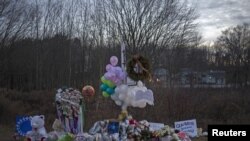 Yon "memoryal" devan Lekòl Primè Sandy Hook nan vil Newtown, Eta Connecticut, kote asasina an seri yo te rive vandredi 14 desanm 2012 la. 