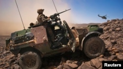25일 말리 북부 지역에서 무장한 장갑차를 몰고 있는 프랑스군.