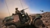 Un soldat français monte la garde dans un véhicule blindé dans la vallée de Terz, à environ 60 km au sud de la ville de Tessalit, dans le nord du Mali, le 21 mars 2013.