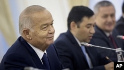 FILE - Uzbek President Islam Karimov (L) is pictured during his meeting with U.S. Secretary of State John Kerry at the Palace of Forums in Samarkand, Uzbekistan, Nov. 1, 2015. 