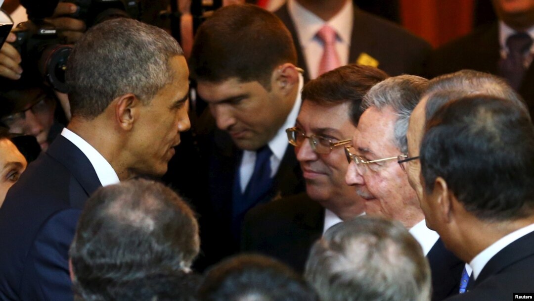 El presidente Barack Obama habla con Raúl Castro antes de la inauguración de la Cumbre de las Américas.
