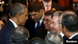 El presidente Barack Obama habla con Raúl Castro antes de la inauguración de la Cumbre de las Américas.