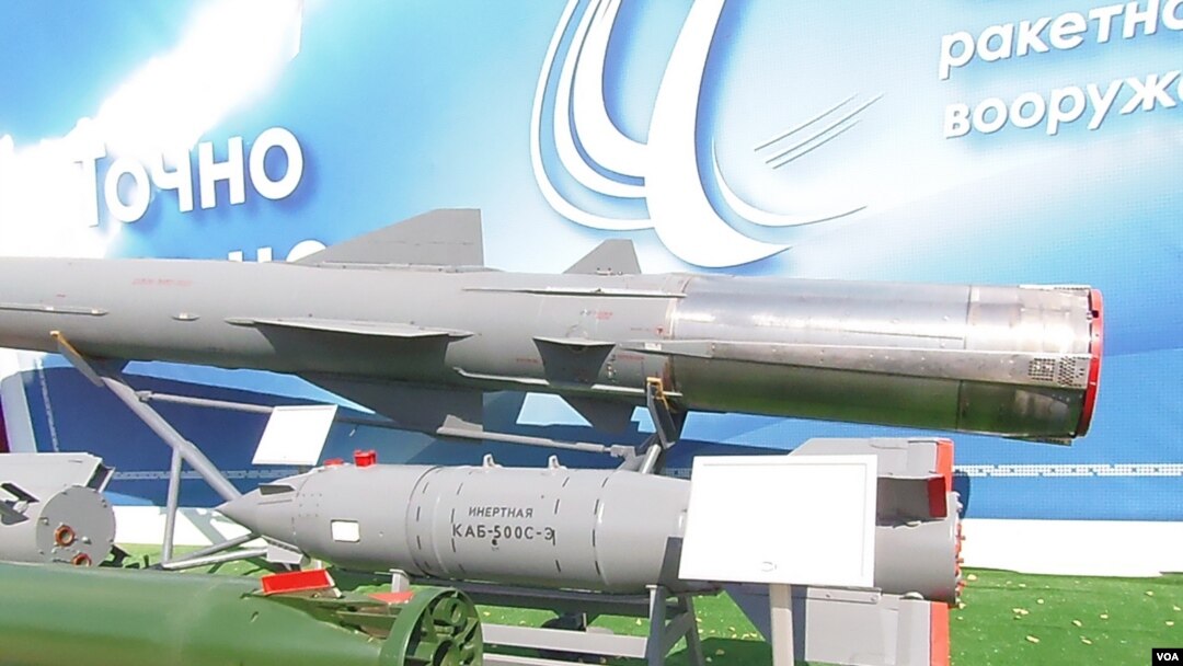 去年夏季莫斯科郊外坦克比賽中展出的出口型的KAB-500S炸彈(中,美國之音白樺拍攝)