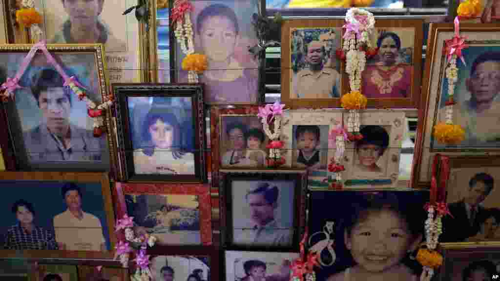 Les portraits des victimes du tsunami en Asie sont affichés durant le service commémoratif, le vendredi 26 décembre 2014 à Phang Nga, Ban Nam Khem province, Thaïlande.