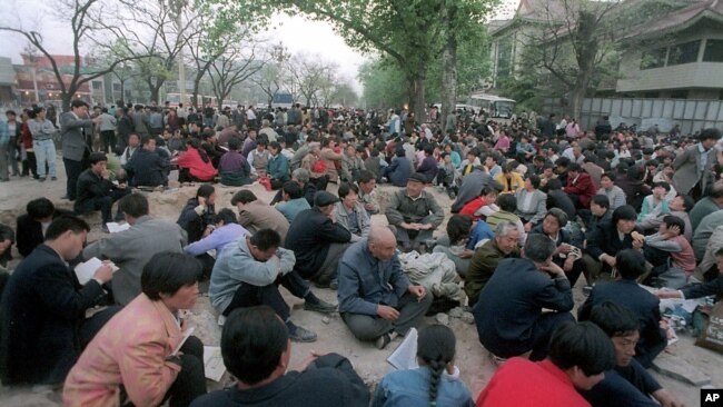 资料照片:法轮功修炼者在中南海前静坐示威。(1999年4月25日)